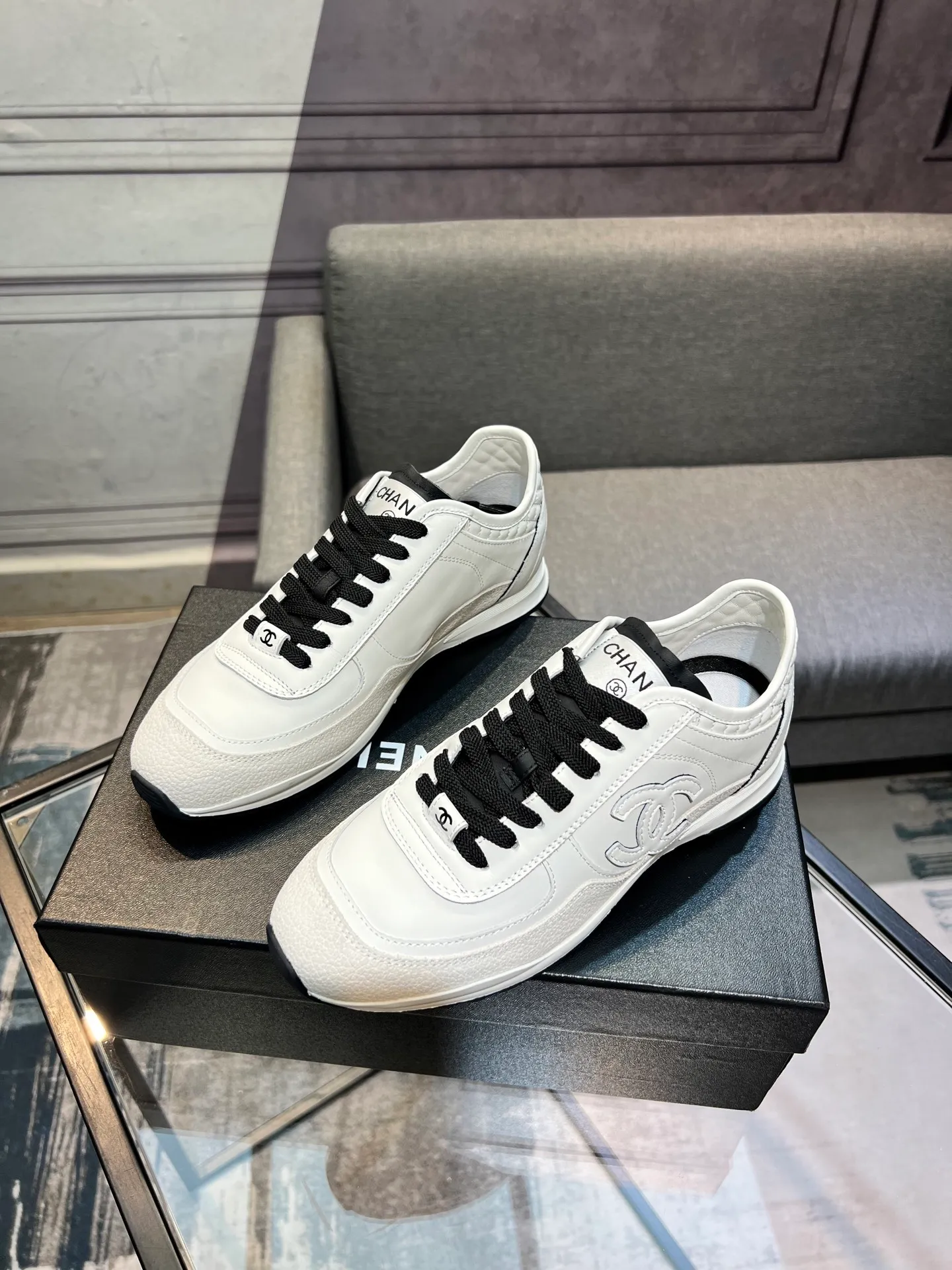 Men's men's shoes 💰620 Exclusive real shot (top version) CHANEL Chanel 2025ss color matching thick-soled casual sports shoes and sneakers. The counter is synchronized. The counter is very popular. A shoe that is very difficult to buy. The most popular thick-soled panda shoes on the Internet. It can be imagined that Xiaoxiang control can't miss it. It has both good looks and comfort. Simple and versatile white shoes. The thick sole increases the height and is super versatile. Close your eyes and wear it. Whoever wears it will look better. Upper: calfskin Lining: imported sheepskin lining Outsole: TPU original outsole Size: 35-44 (customized for women 41 and 40, and 45 for men)